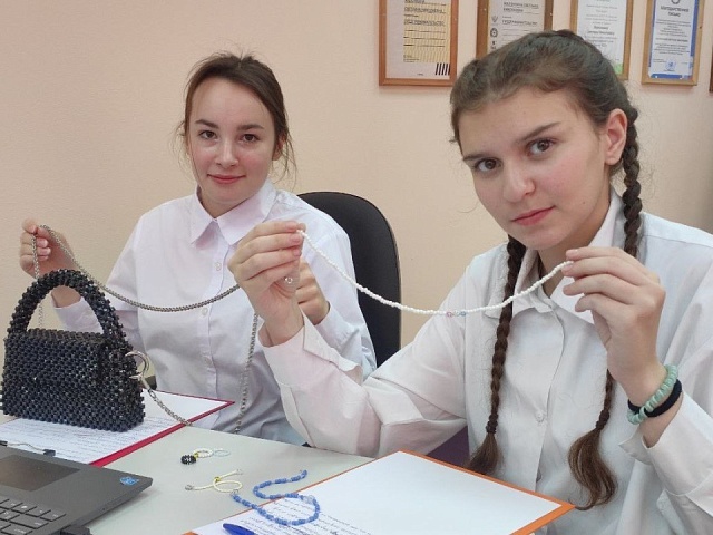 От золотых струн до шёлковых букетов: бизнес-идеи юных предпринимателей из Абакана